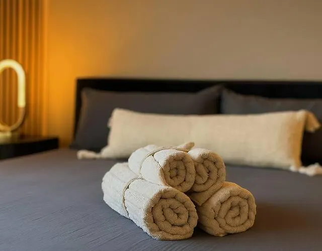 3 King Beds Free Parking Place *
